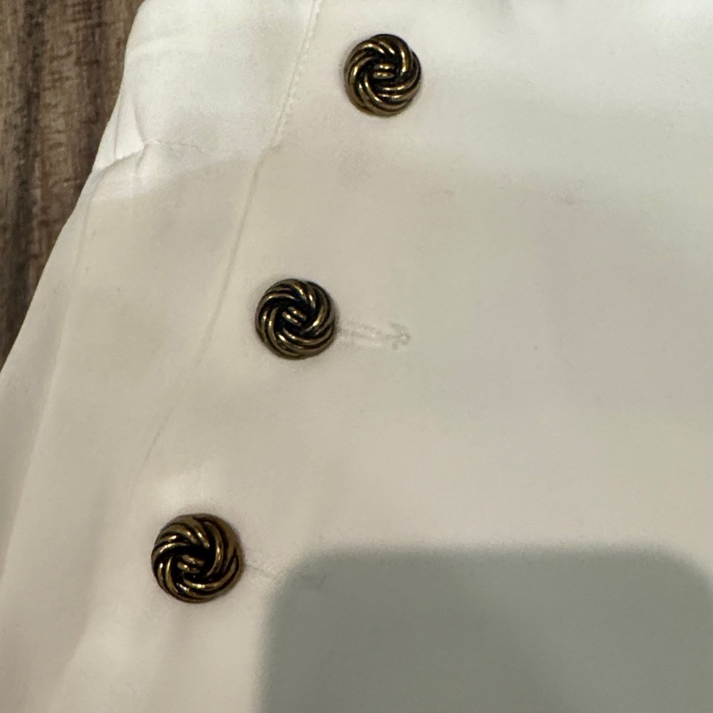 NWOT Aqua Elegant White Buttoned Women's Shorts - Picture 3 of 4